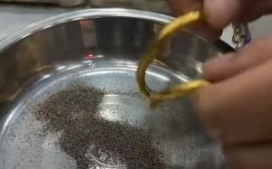 金店套路：50克金手镯里竟然有30克沙子，时隔三十年，当事人应该怎样维权