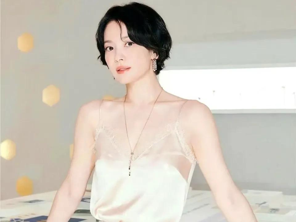 宋慧乔2025超短发惊艳亮相：一场时尚与转型的双重盛宴！