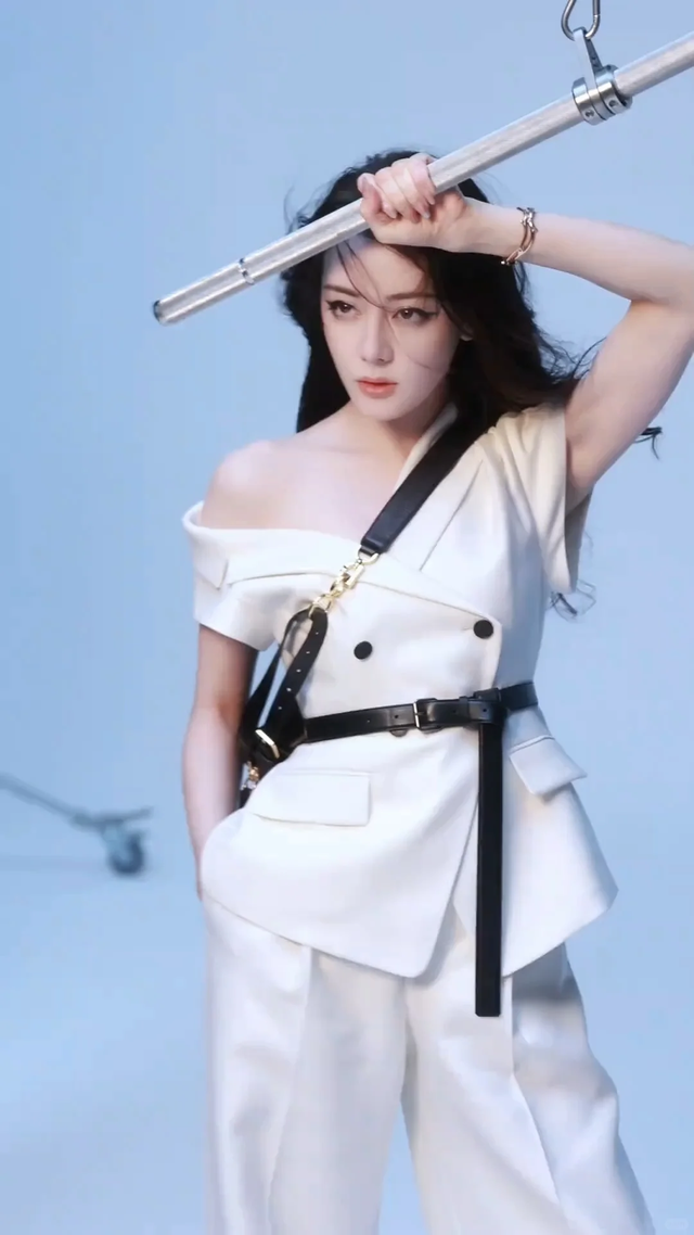 迪丽热巴《时装L'OFFICIEL》三月刊曝光,一起感受纯粹之力