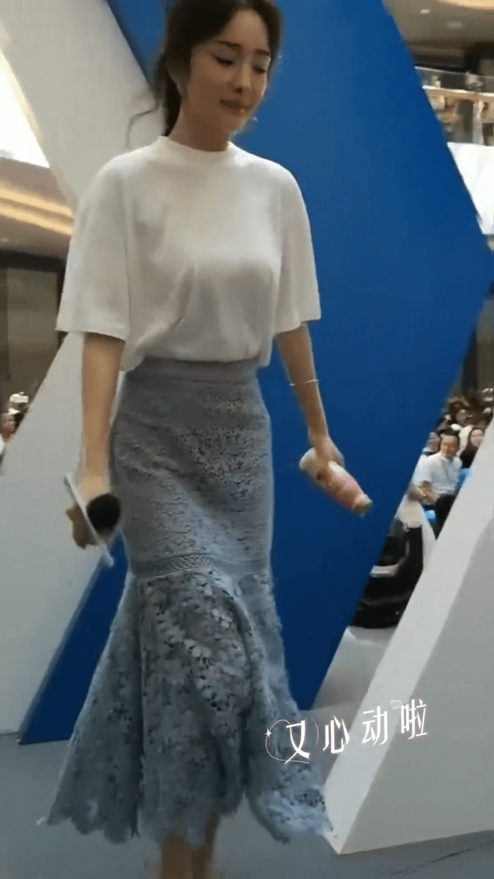 杨幂一件普通白色T恤，搭配灰色裙子出席活动，身材那叫一个凸显