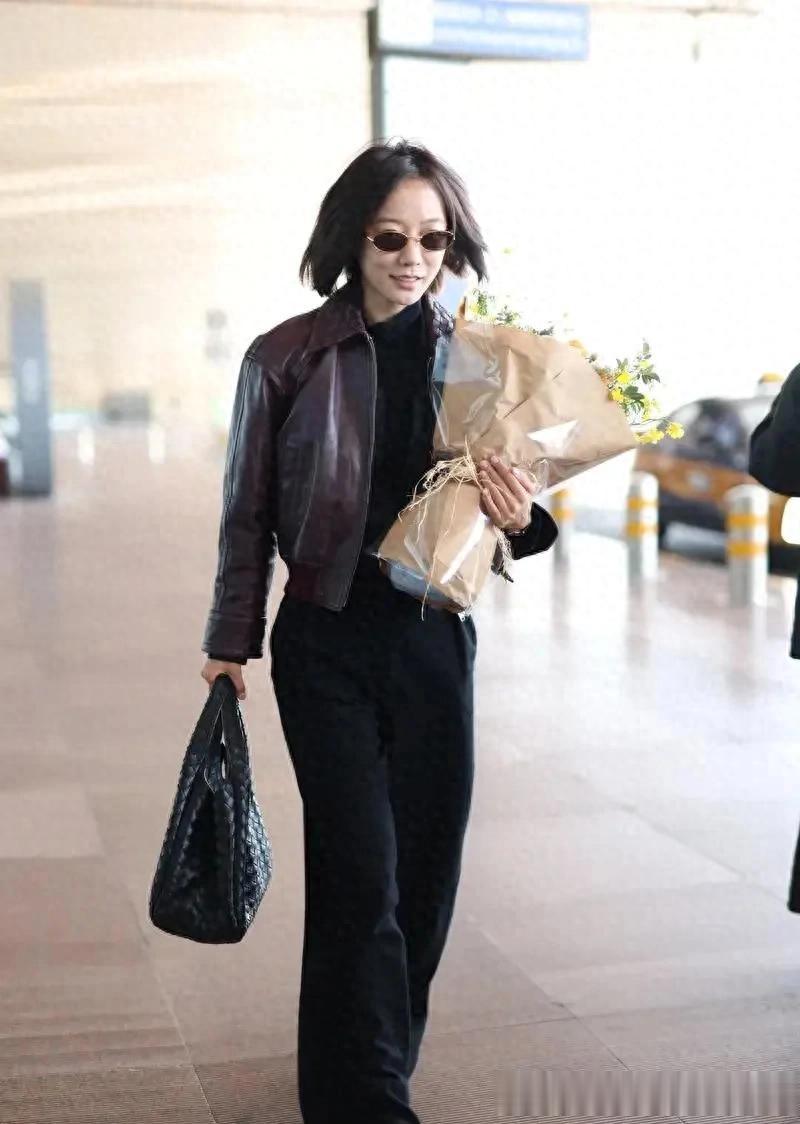 王珞丹机场私服真时髦！穿黑色皮衣+阔腿裤，简约又高级！