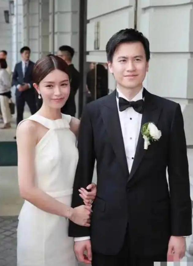 36岁文咏珊产后首露面！穿粉色新中式参加好友婚礼，小脸圆润好美