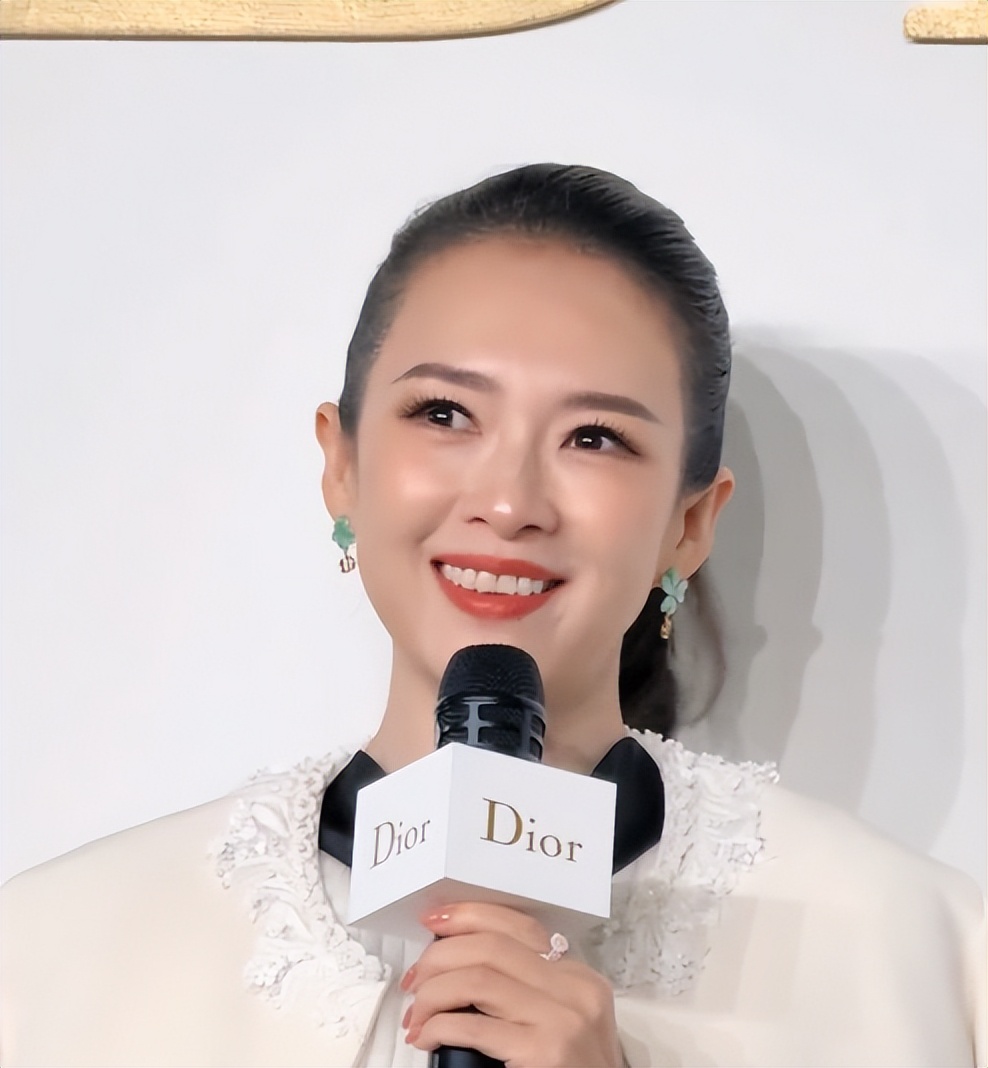 章子怡没想到，迪奥这次妖艳四射的自己，竟败给全裹出镜的郑钦文