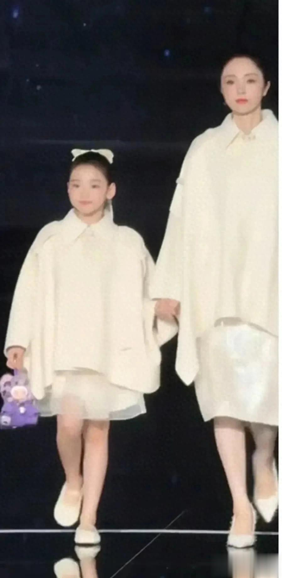 董璇和女儿合体走秀,小酒窝真的是星范十足,董璇气场也好强大