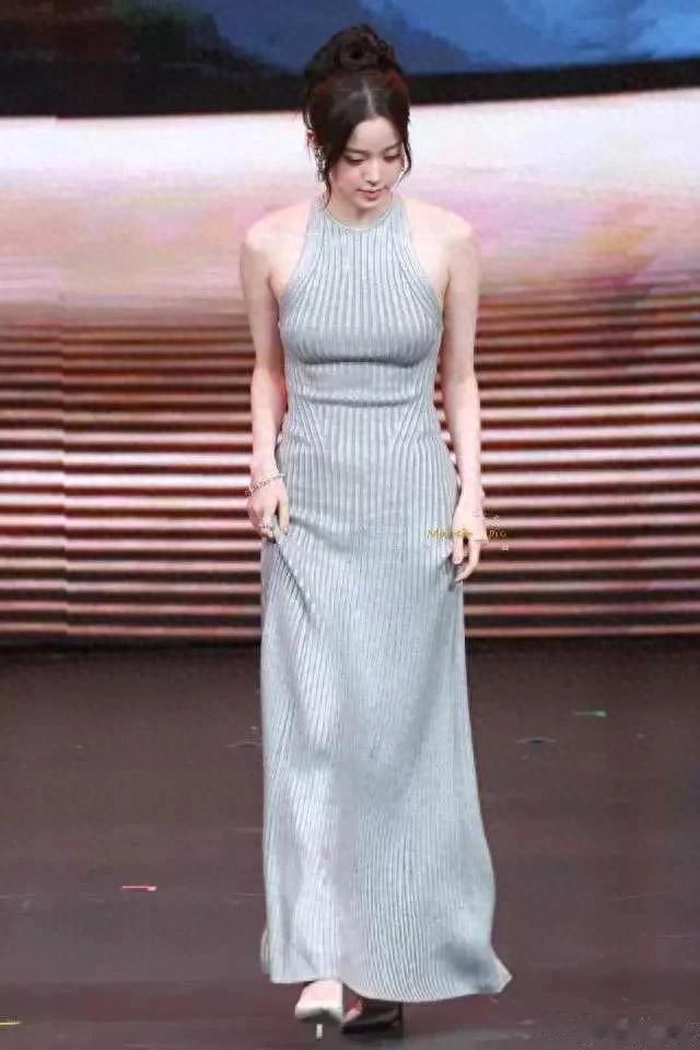 欧阳娜娜身材是越来越凸出了