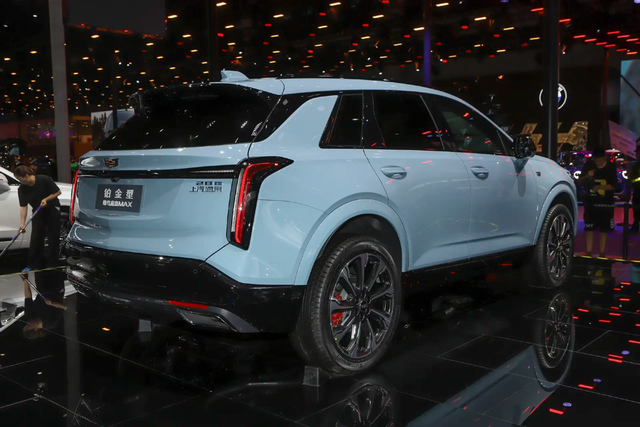 凯迪拉克全新XT5亮相成都车展,标配9K屏+22项主动安全,你喜欢吗