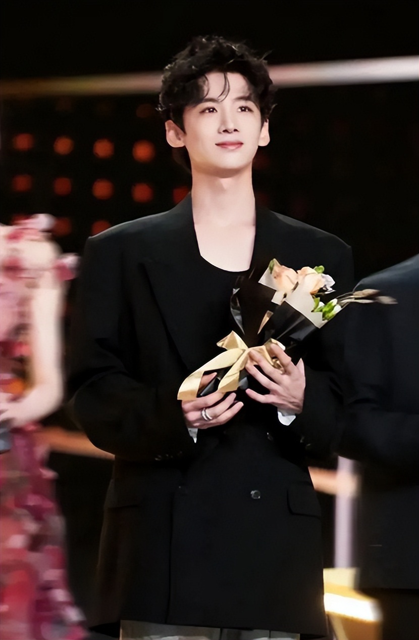 郑晓龙宠着、丁勇岱护着，长相平平却资源不断，他到底啥来头？