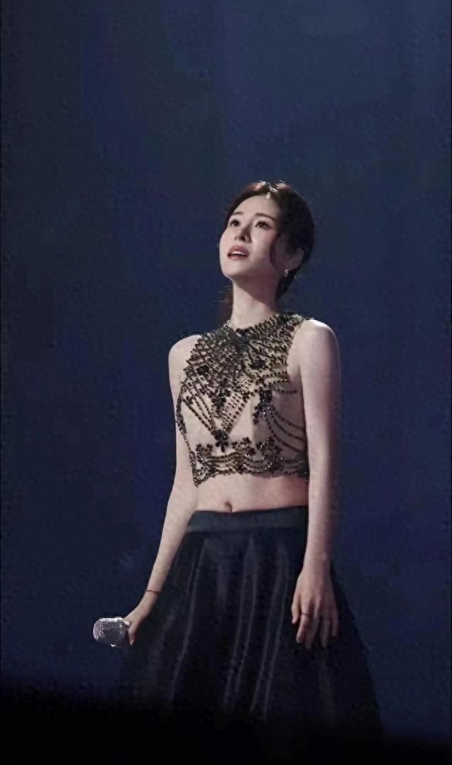 张碧晨演唱会上衣若隐若现镜头下太美了，网友：会不会太透视了？