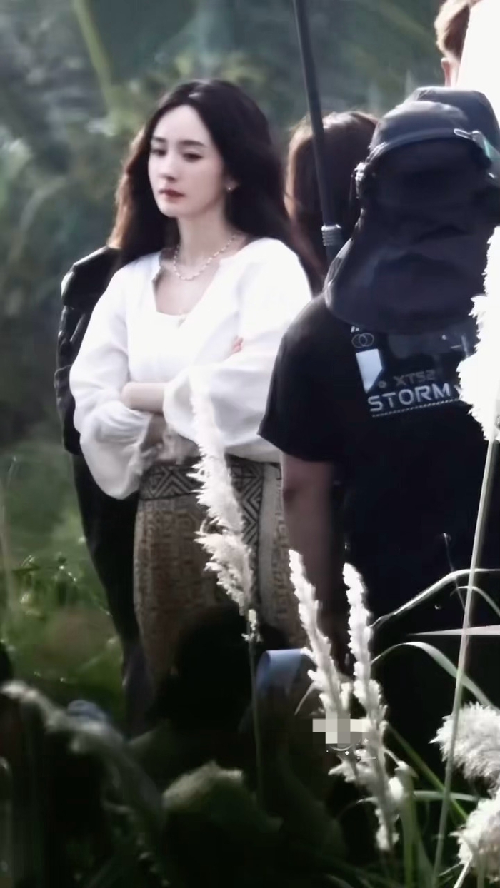 杨幂新剧《末路狂花》路透,身着白色雪纺衫加半身裙,气质出尘