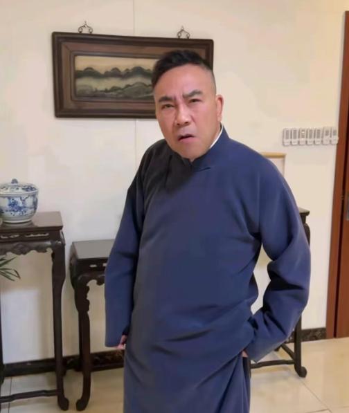 63岁晚节不保!杨议被扒底朝天,原来收美女徒弟只是冰山一角