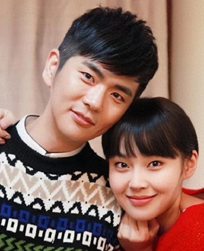 5月还在遛狗，张佳宁新恋情曝光！怒翻男友手机后，她脸色大变