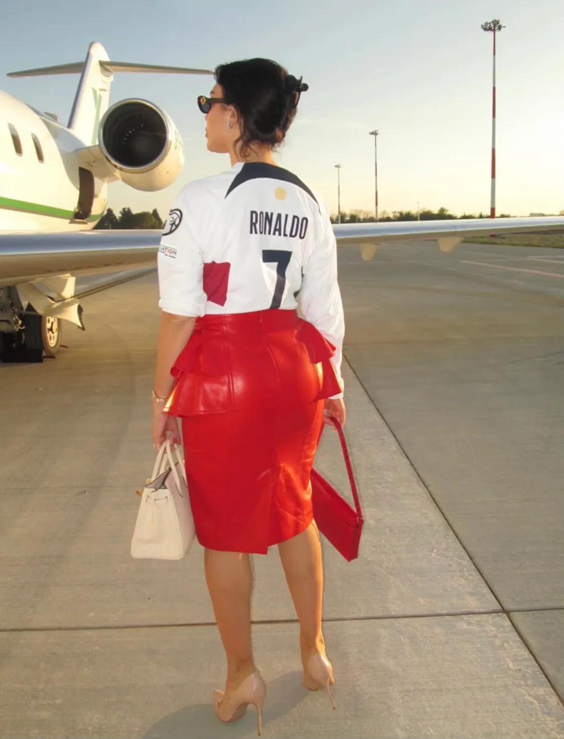 乔治娜又炫富，alo限量包上挂着labubu，她躺在私人飞机的大床上