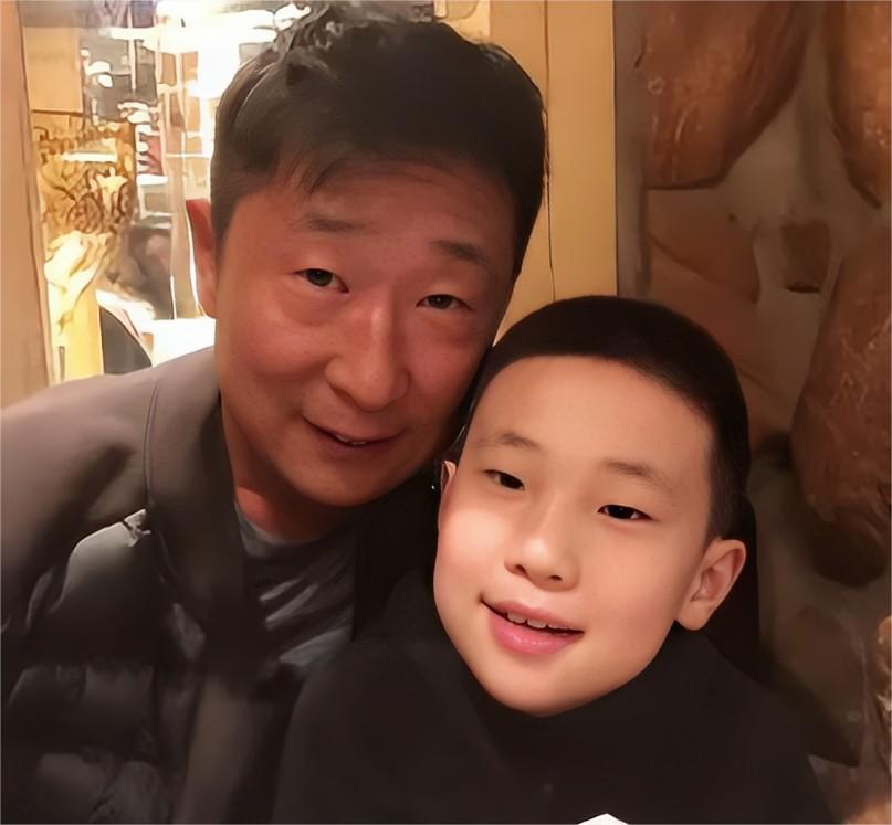 他是国家一级演员，其貌不扬却娶最美军花，痛失两子是他一生的痛