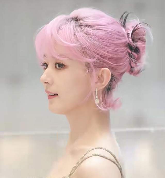 赵丽颖绯闻后首亮相！粉发造型被说“精神小妹”，美背杀疯全场！