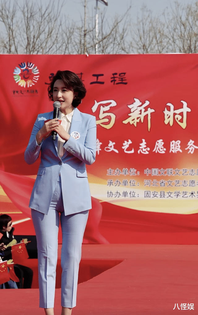 46岁张蕾晒打球照，素颜皮肤细腻不见毛孔，回应身材争议直呼无聊