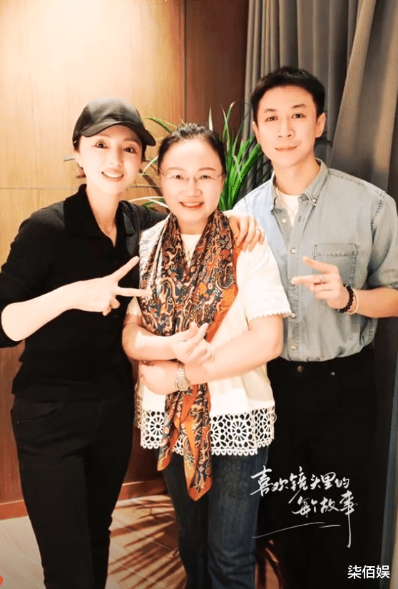 董璇携家人参加聚会，和张维伊合影姿势引怀孕猜想，酒窝手臂受伤