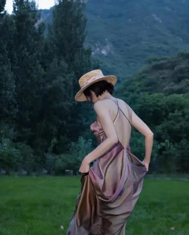 秦岚山谷美人，优雅迷人！