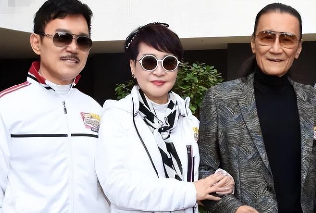 73岁狄波拉现身商场,当众为小11岁丈夫整头发,再婚25年依旧甜蜜