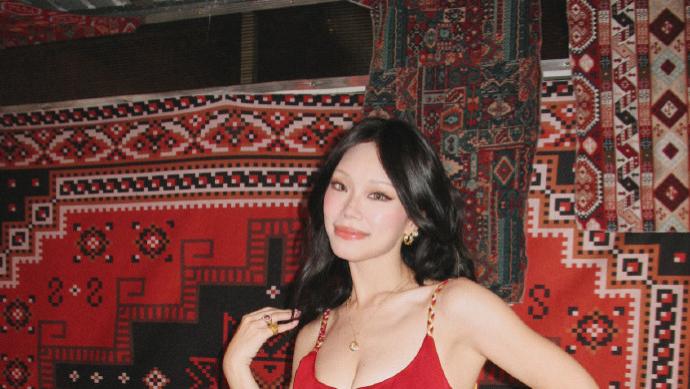 万妮达与男友最新合照，两人现身好友婚礼现场