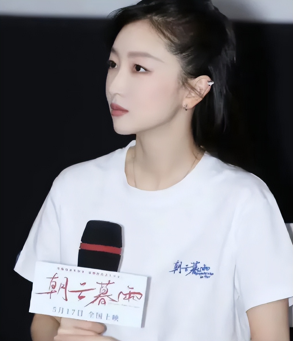 周冬雨甩掉冬瓜脸大变样,高马尾、露脐装,粉丝热议:这是长开了