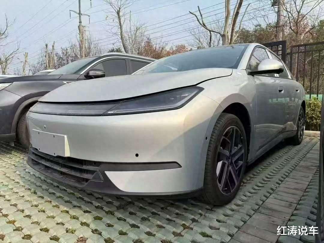 极狐S3实车现身,纯电/增程动力,轴距2875mm,比亚迪秦L同级别