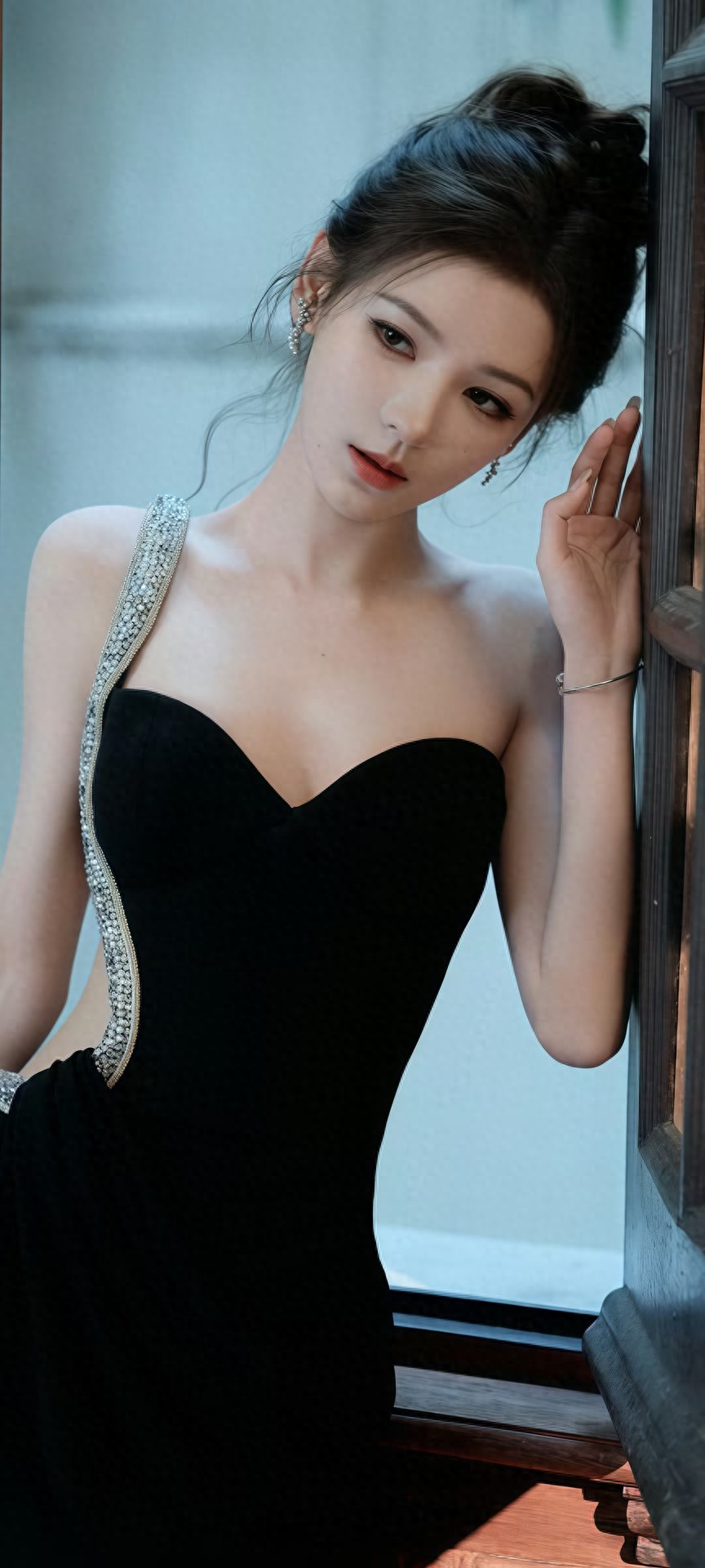 张予曦穿水墨蓝吊带裙，美成清冷白月光