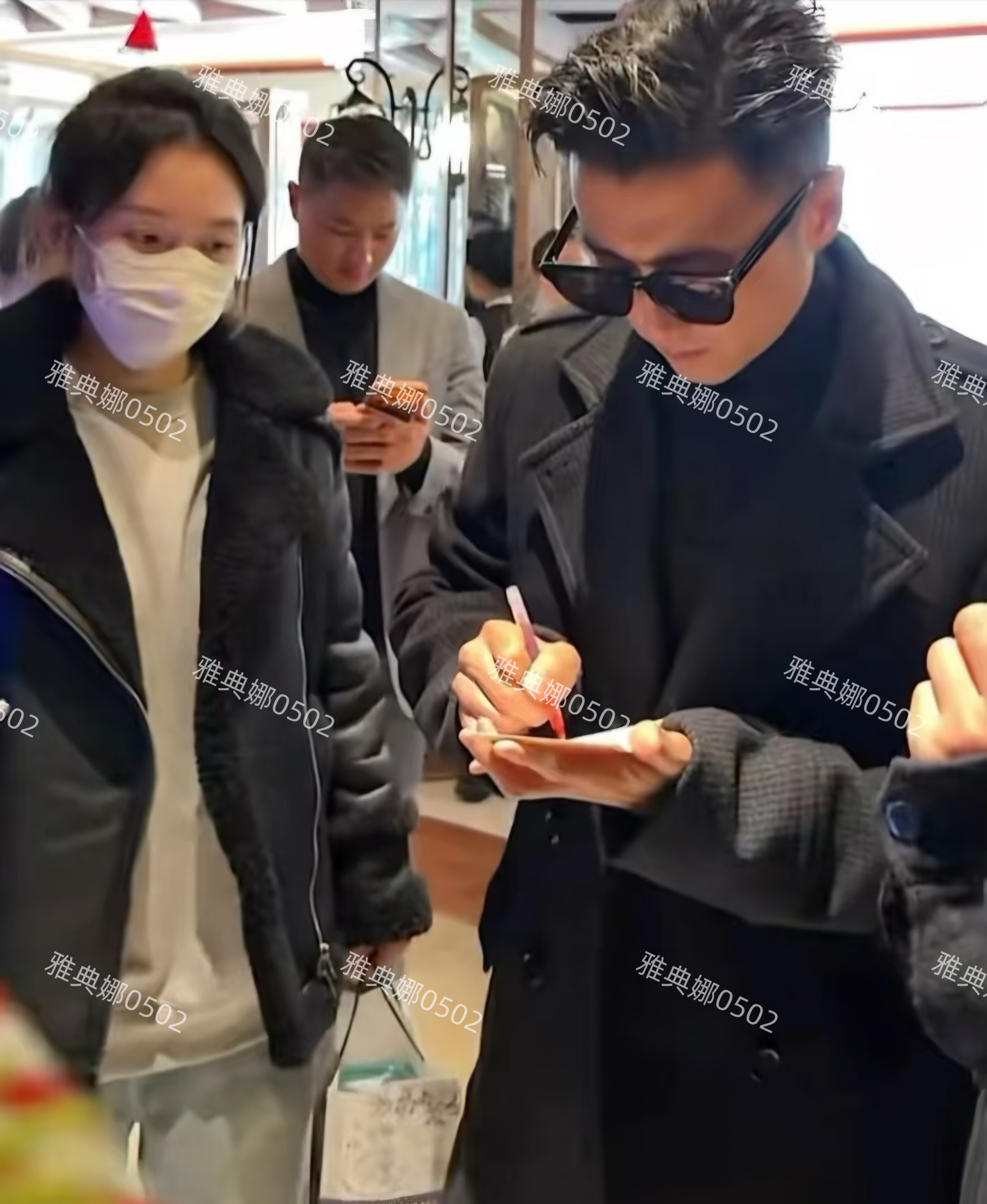 谢霆锋要风度不要温度，来哈尔滨只穿了一件薄大衣，不仅帅还扛冻