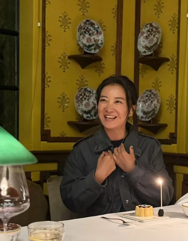 43岁贾玲在上海庆生，穿着土气皮肤黝黑，瘦脱象看着没精神很显老