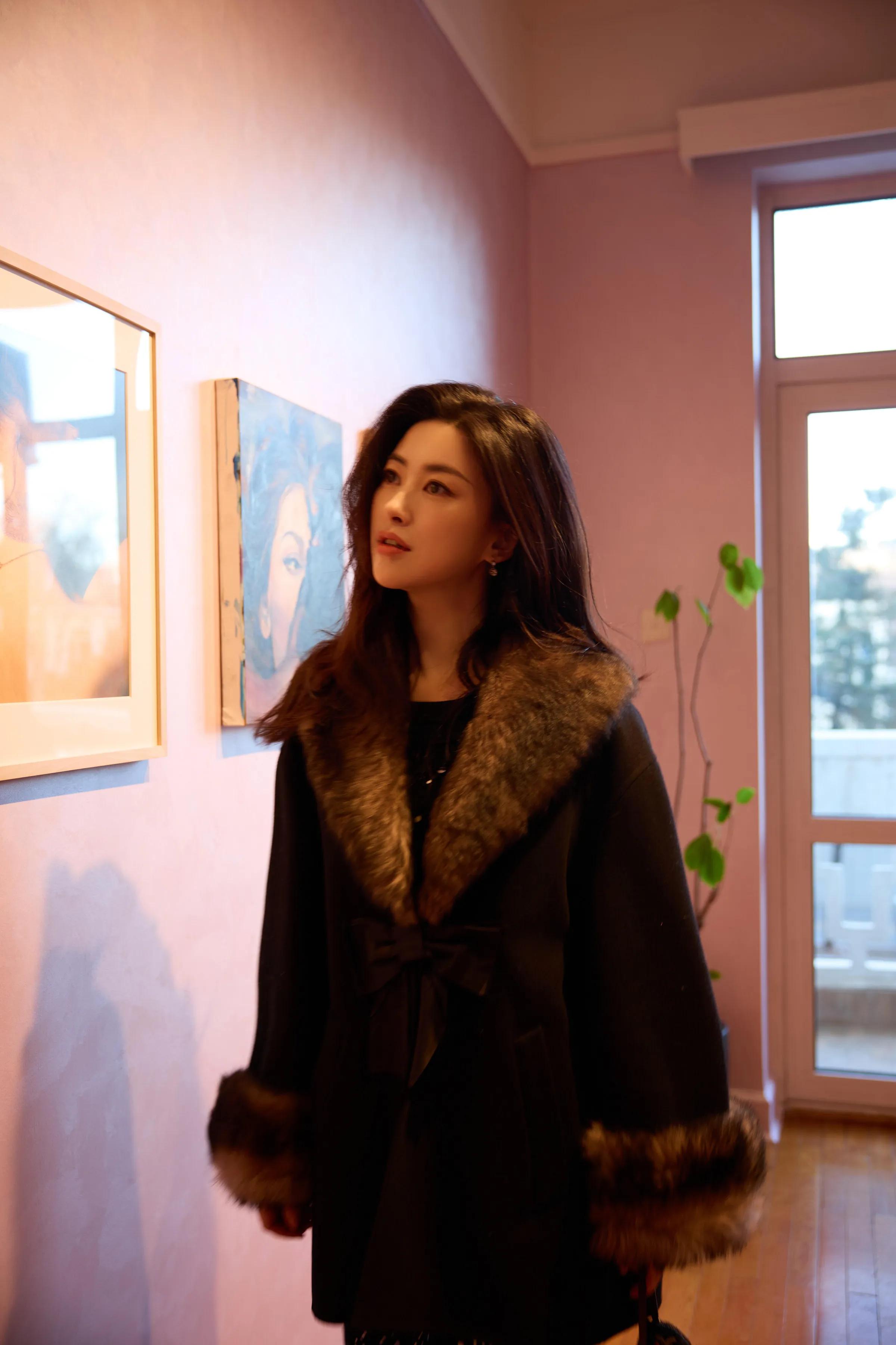 朱珠在住过的公寓办画展，她的旧房子很美，朱珠老公全程陪着她！