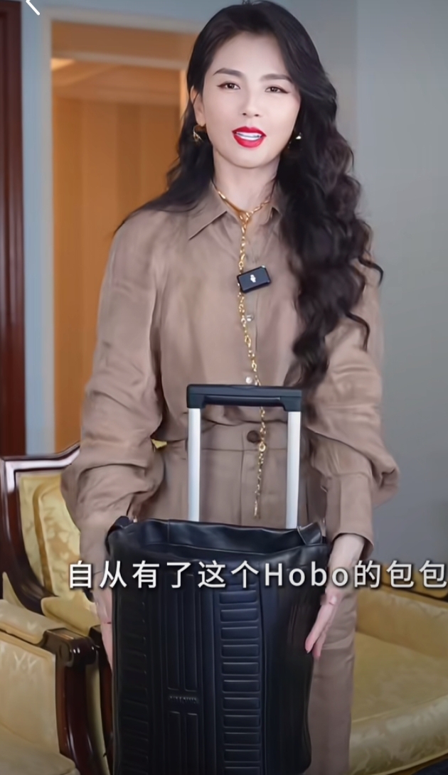 刘涛收纳直播造型绝了，浅棕套装利落 大波浪衬得气质好舒服