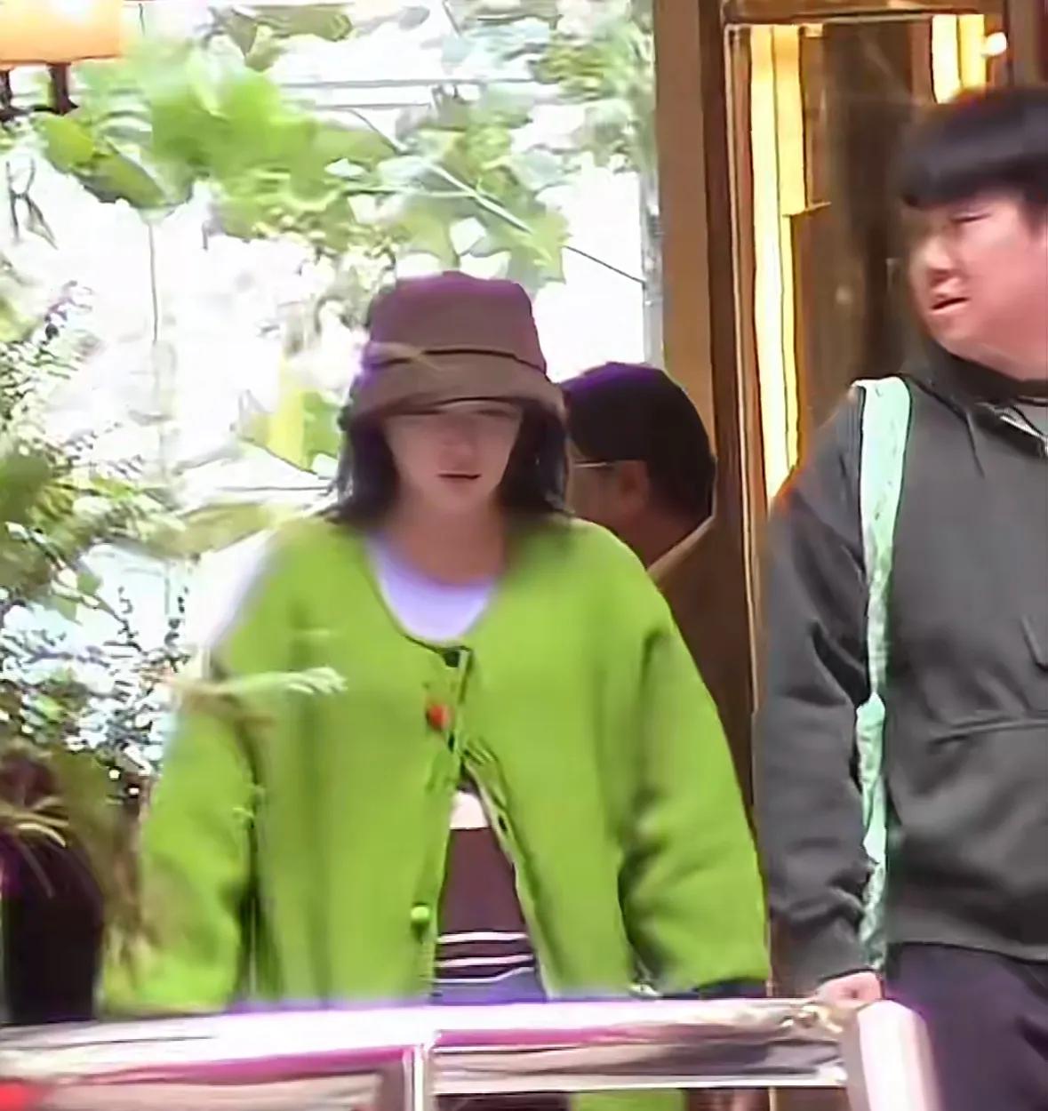 阚清子孕晚期出门，素面朝天穿着随意，老公贴心搀扶仍心情不佳