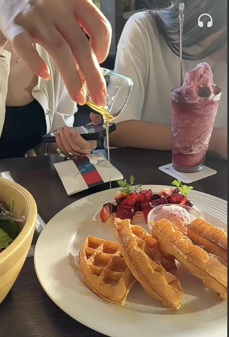 玥儿长又高了,汪小菲说:马筱梅与女儿差不多高,两人情同姐妹