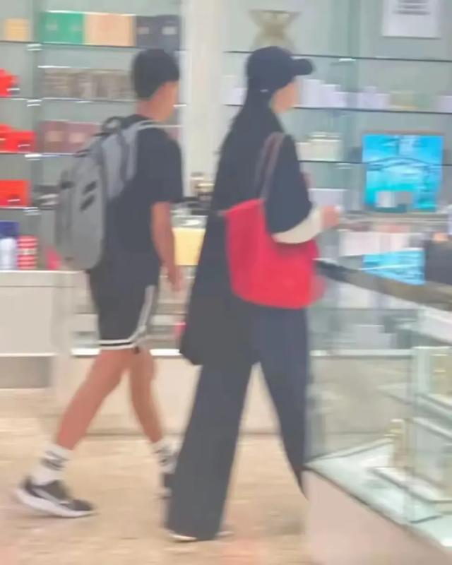 梁洛施恋情曝光，对方戏红人不红，曾被三个儿子催婚，恋情稳定