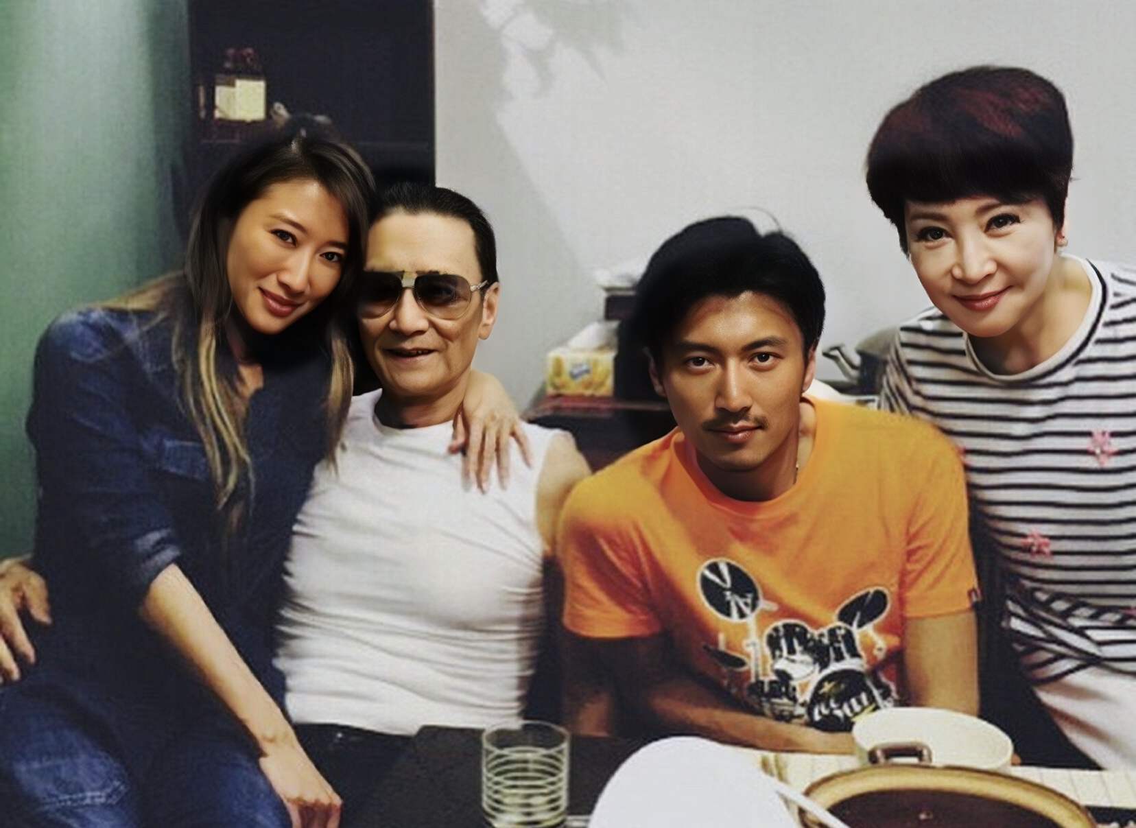 香港知名女星再度怀孕,挺八个月孕肚打网球,疑和男友秘密结婚