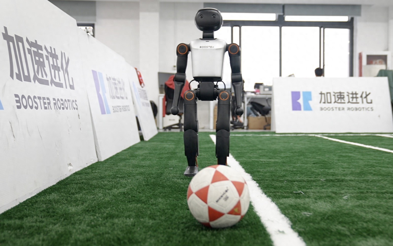 新质先锋｜从足球赛场走向家庭，加速进化机器人“进化”进行时