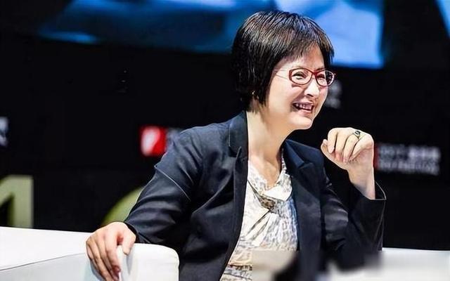 离开央视活出新高度，嫁大18岁李铁为妻，现在52岁的她后悔吗