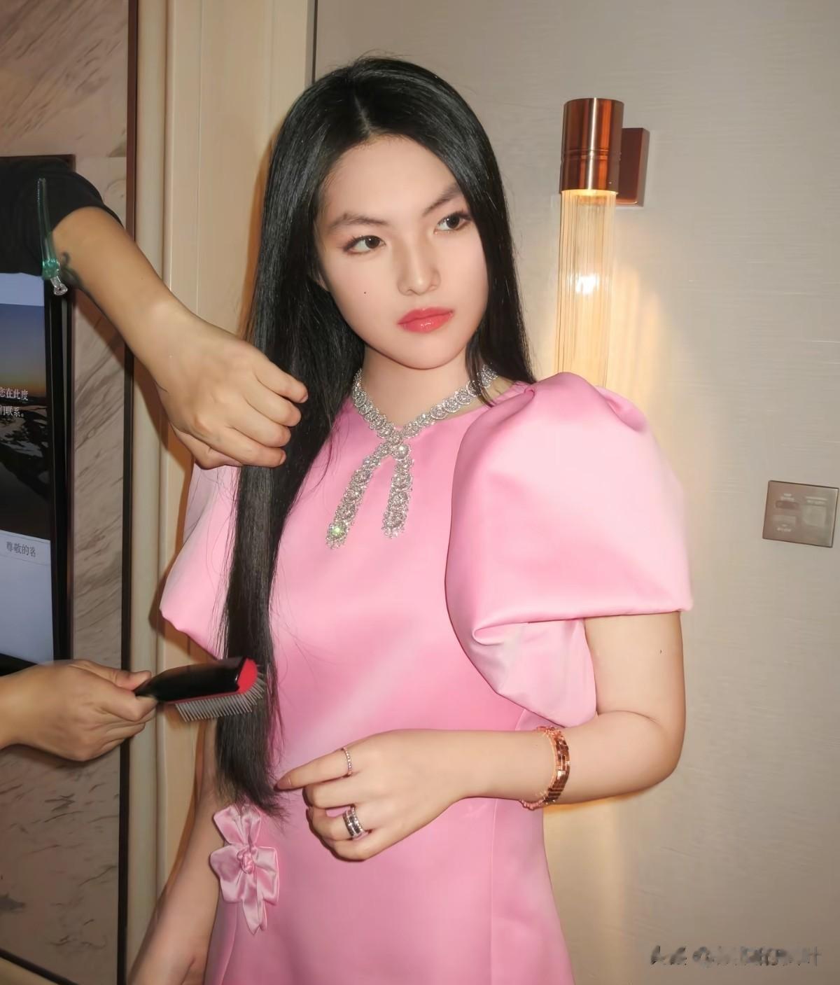 李湘瘦好多！带王诗龄哈尔滨参加活动！母女俩又瘦又薄，反差很大