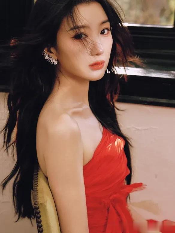 被37岁“毛晓彤”惊艳了!一袭红色抹胸裙+长卷发,美出新高度!