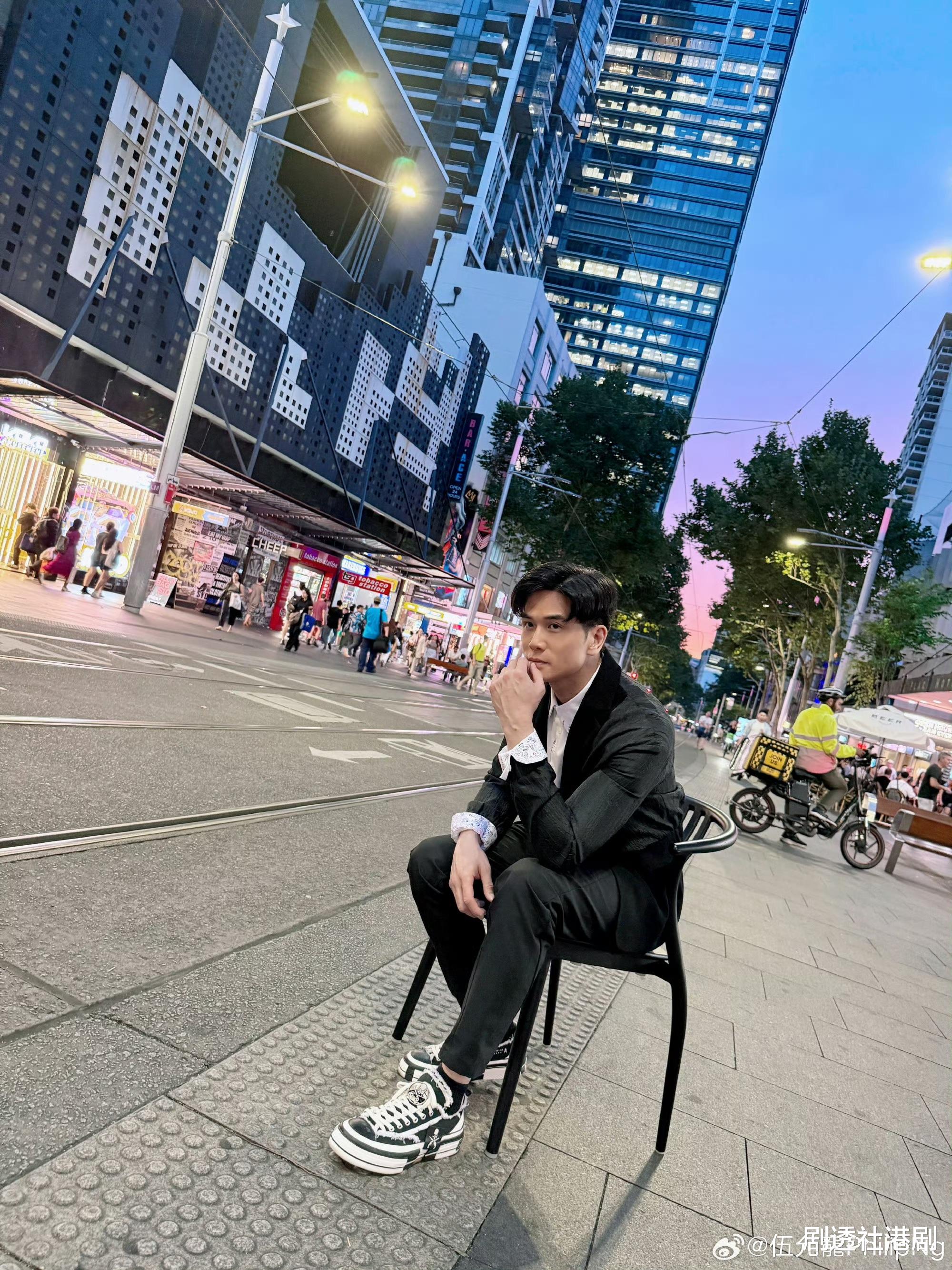 知名港星认爱后和女友首次同台！自曝双方已见家长，网民在线催婚