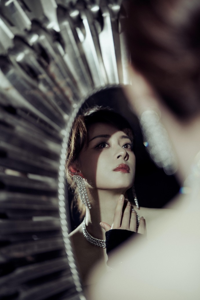 42岁孙俪近照美出新高，穿一字肩黑裙皮肤好白，颜值冻龄太绝了