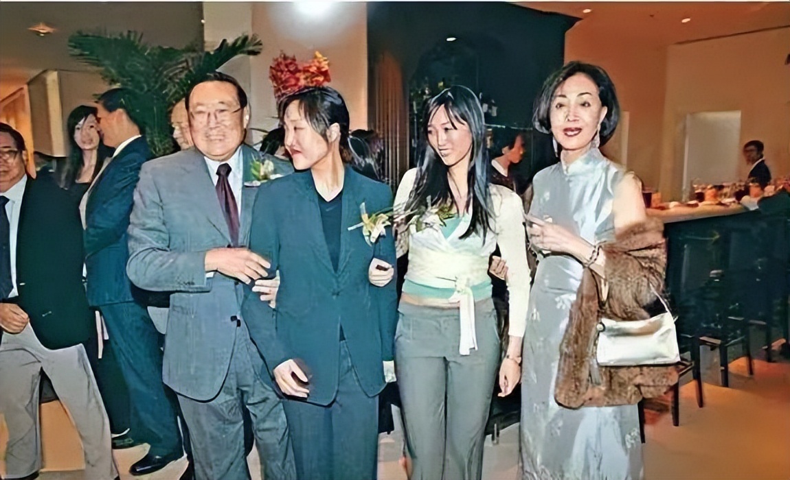 让3个情妇净身出户，2个私生子狼狈退场，何莉莉如今仍是顶级贵妇