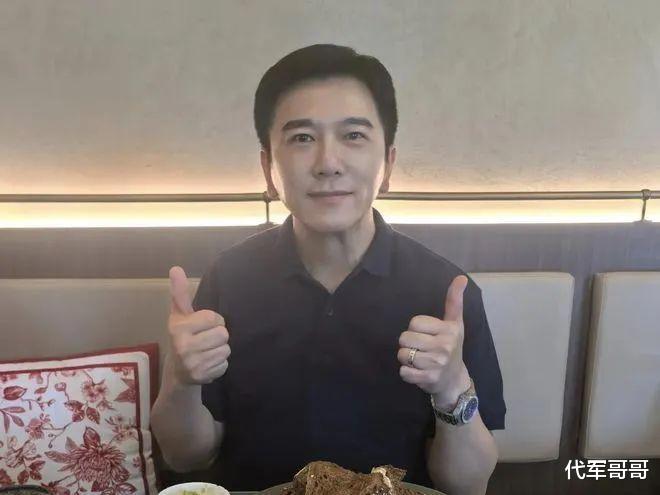 演员温兆伦近况:定居北京,61岁不显老依然帅气,10岁女儿很漂亮