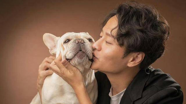 TVB离巢小生晒近况！身材圆润不少，穿破洞T恤逛街