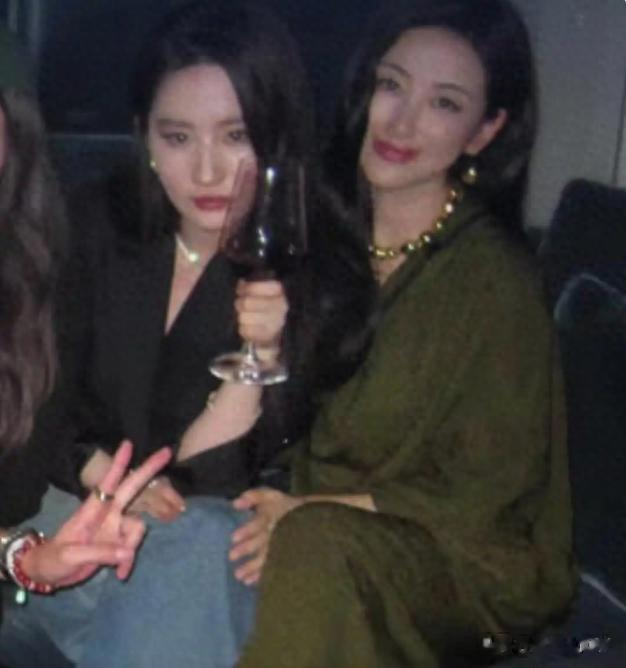 朱珠晒41岁生日宴，3岁女儿颜值不高但讨喜，刘亦菲露面身材一般