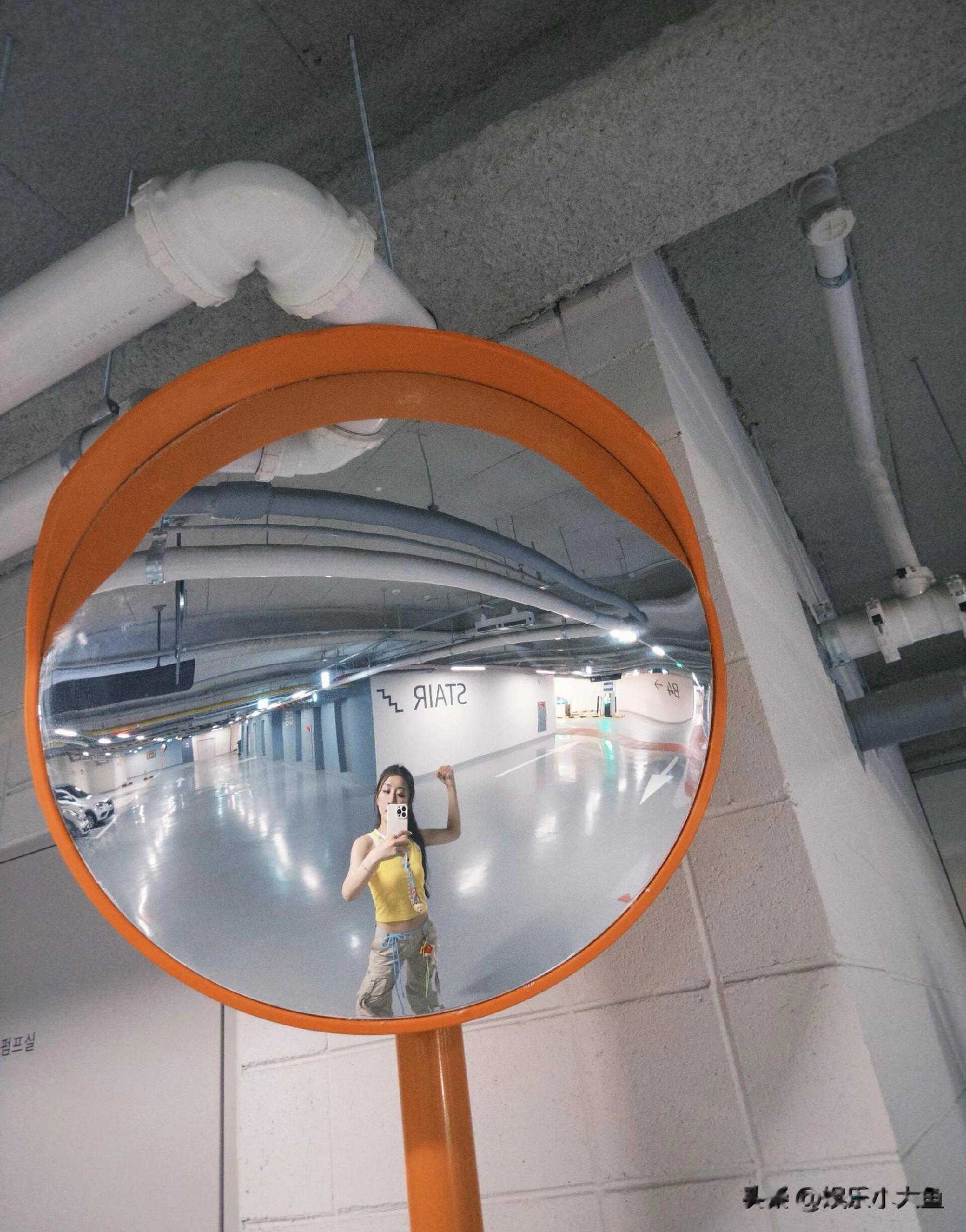 陈梦中秋节营业美照,奶黄色趣味穿搭,运动休闲风充满活力!