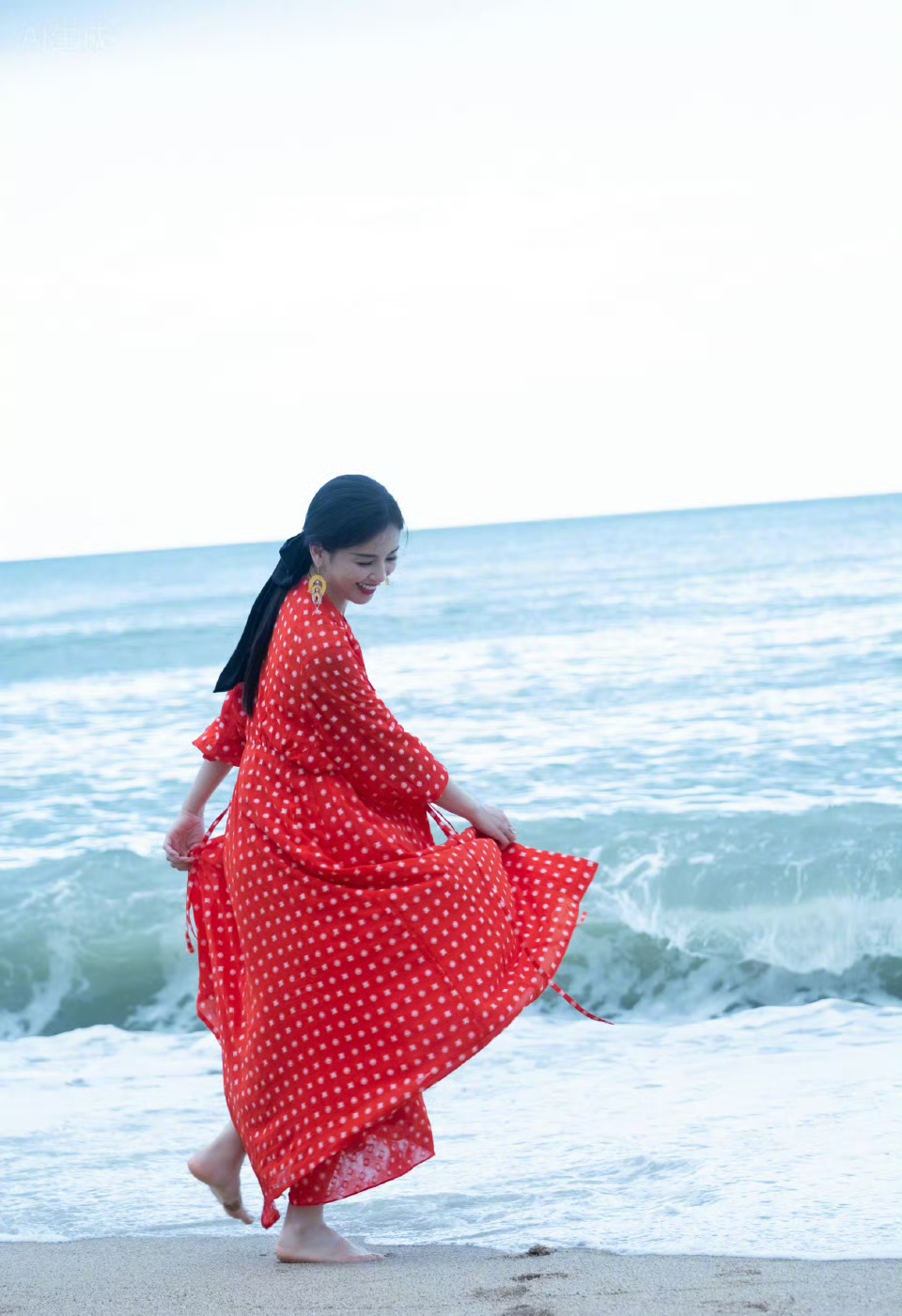 刘涛晒海边美照,一席红色长裙好阳光明媚呀,47岁依旧活力四射!