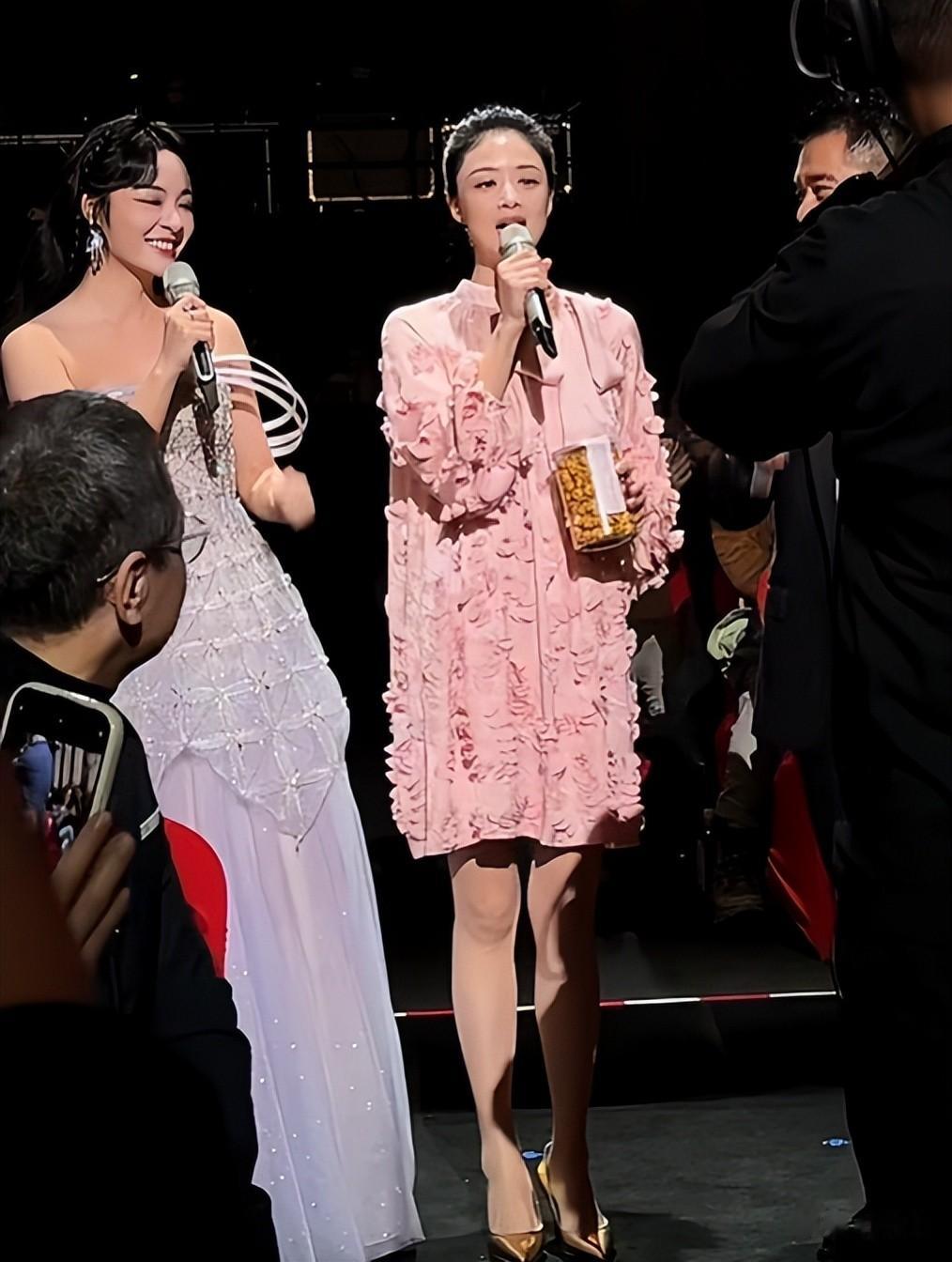 蒋欣出席招商大会，真人瘦好几圈又高又白，穿粉裙好显嫩不像42岁