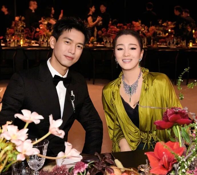 巩俐墨绿色丝绒长裙亮相，低盘发造型气场强大！与郭晶晶张震宋佳