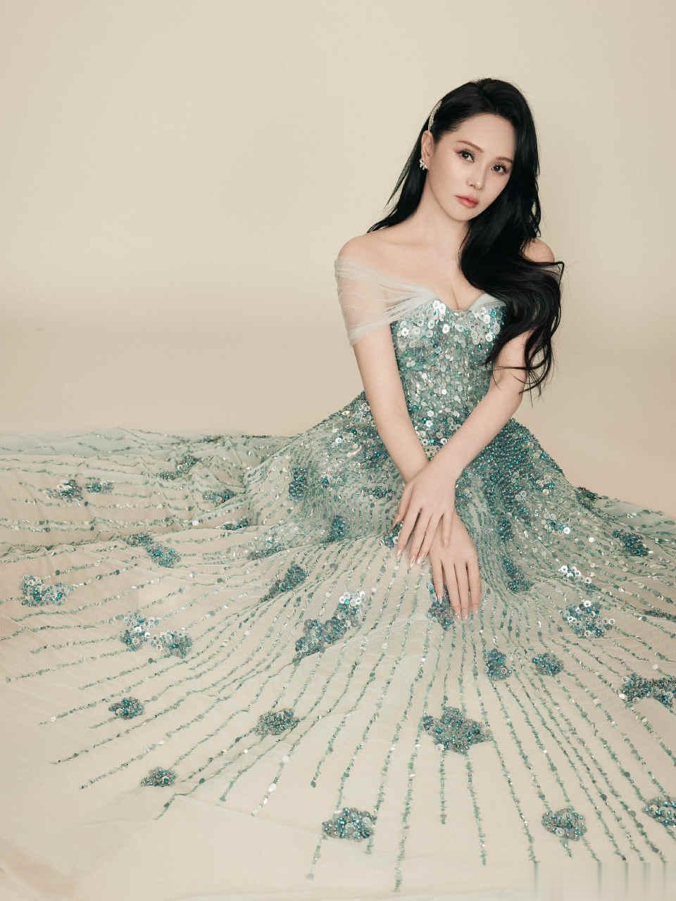 伊能静晒一家三口过圣诞！秦昊穿居家服坐沙发上不动窝，又脏又乱