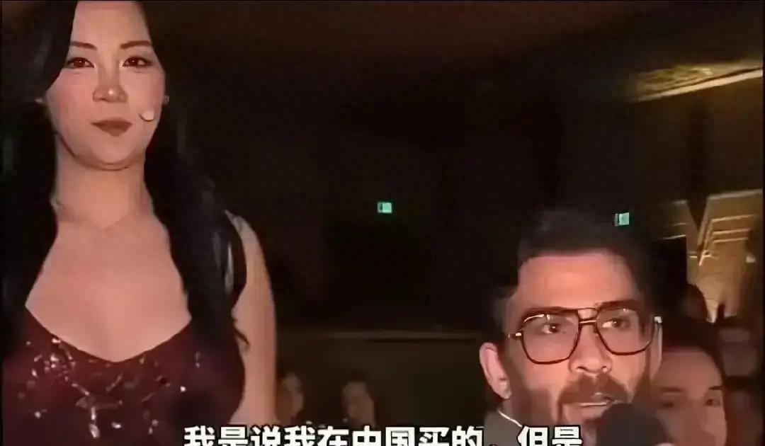 华裔女主持评价中山装,外网博主反驳,编剧汪海林批评